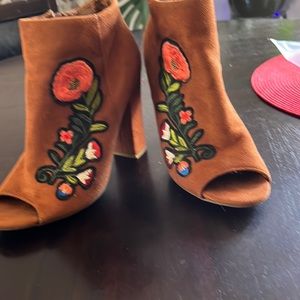 Bamboo boots,  faux suede, Tito embroidered flower, beautiful gently used